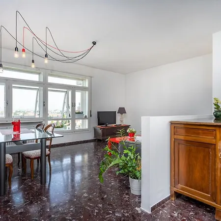 Viale Venezia Huge Red Apartman *